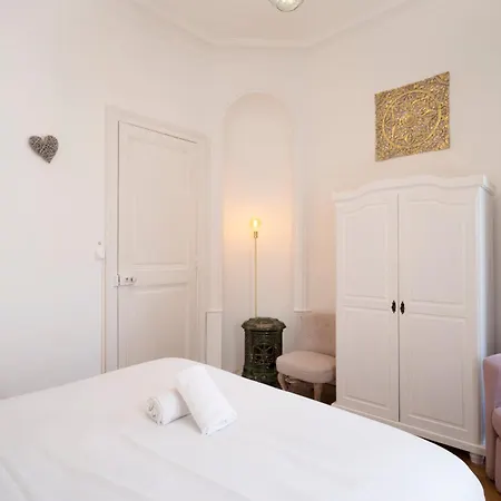 Charme Poincare Apartment